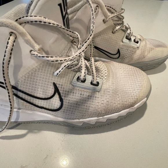 5.5 Y Kyrie’s - Picture 1 of 3